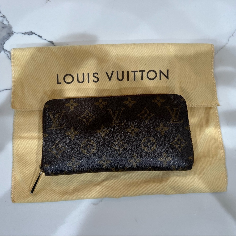 Louis Vuitton | Zippy Wallet w/ Brown Interior | Good to Great Condition - Picture 3 of 14